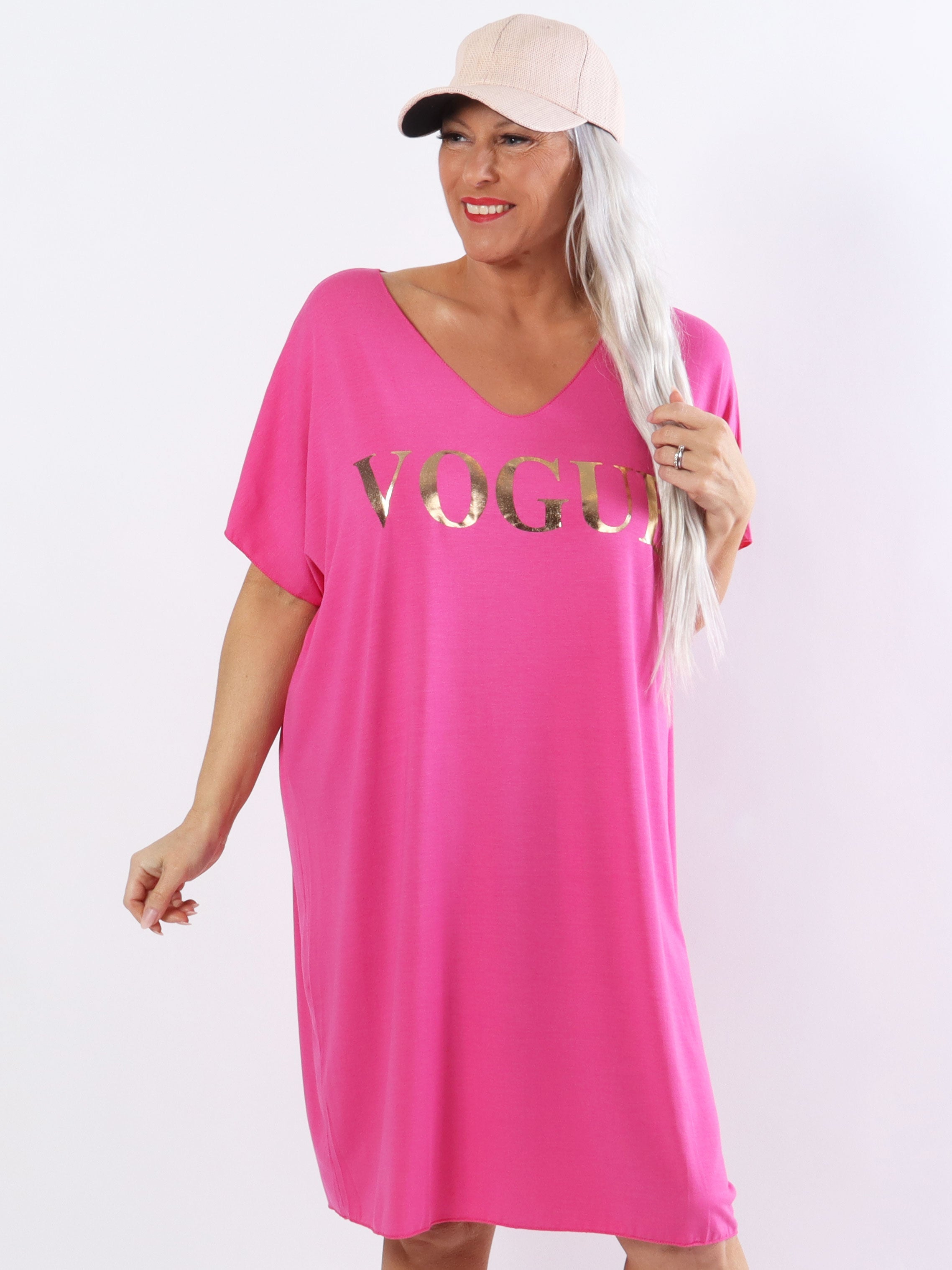 Vogue - Plus size t-shirt klänning i viskos med guldskrift